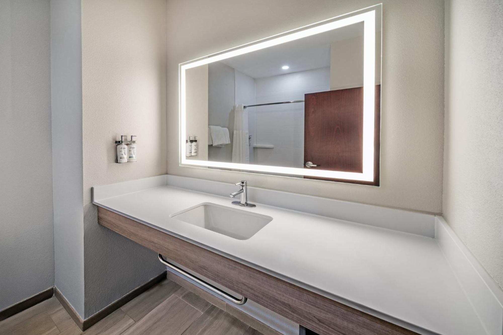Holiday Inn Express Hotel & Suites Henderson - Traffic Star By Ihg Екстериор снимка