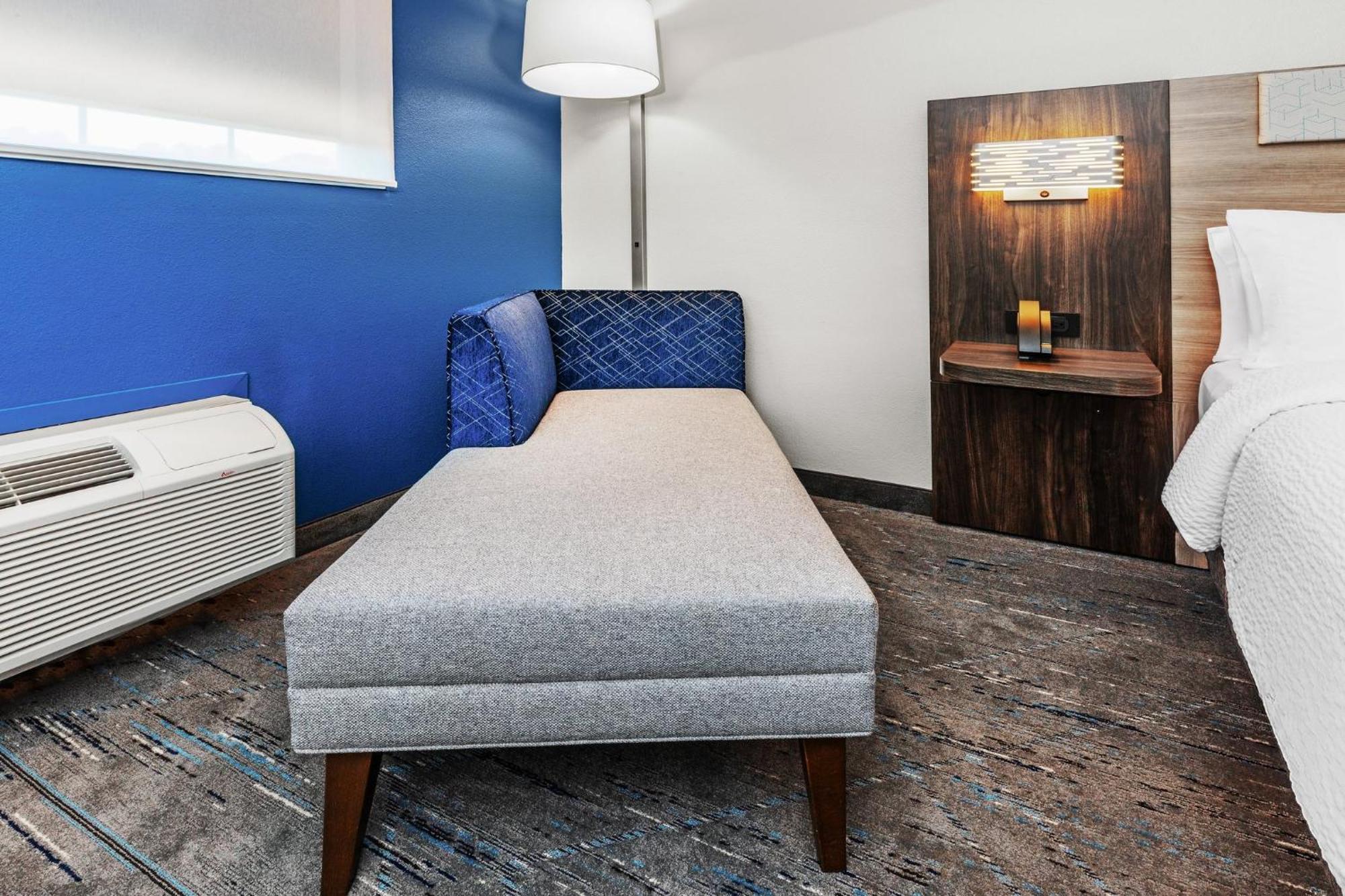 Holiday Inn Express Hotel & Suites Henderson - Traffic Star By Ihg Екстериор снимка