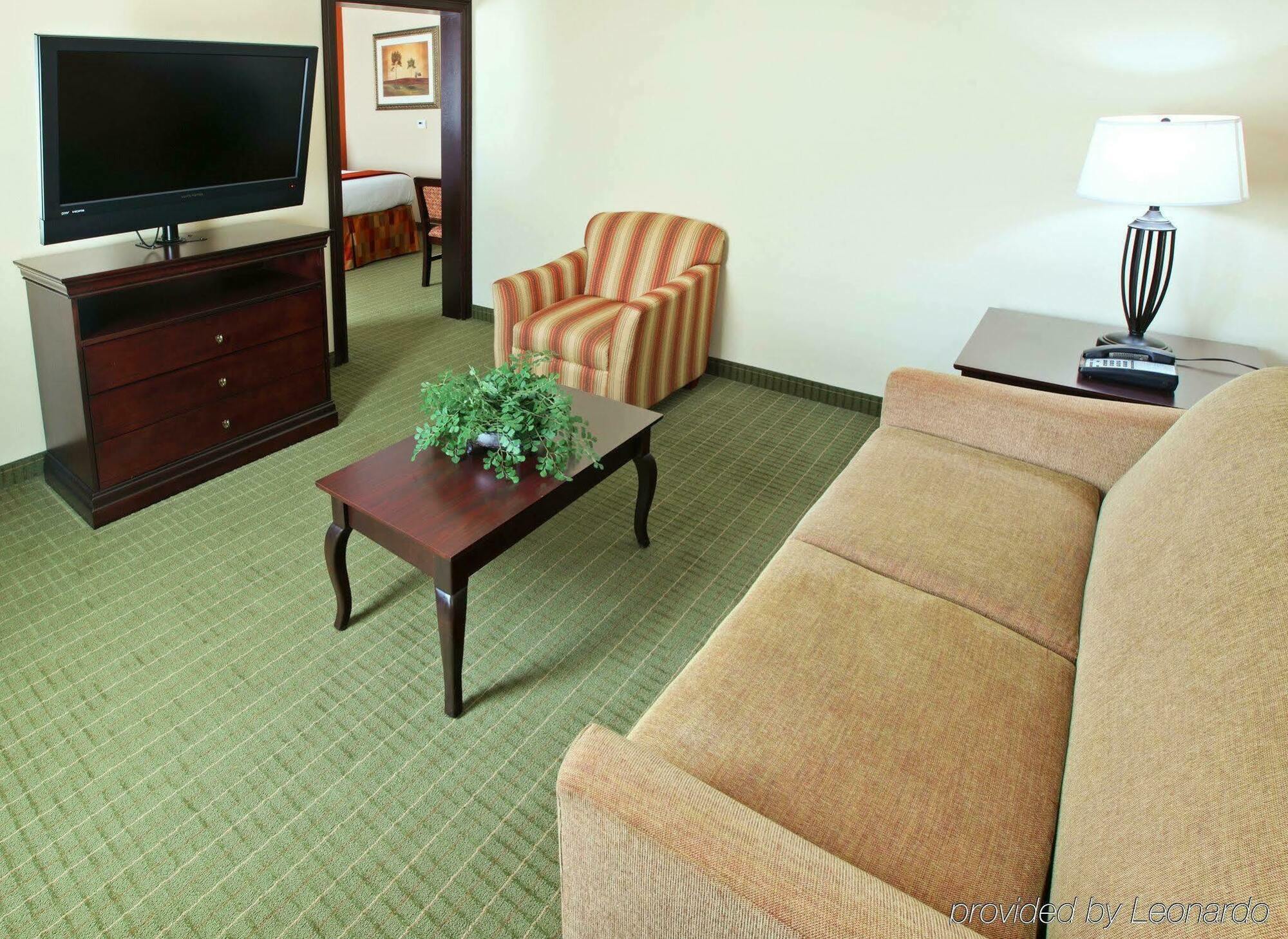 Holiday Inn Express Hotel & Suites Henderson - Traffic Star By Ihg Стая снимка